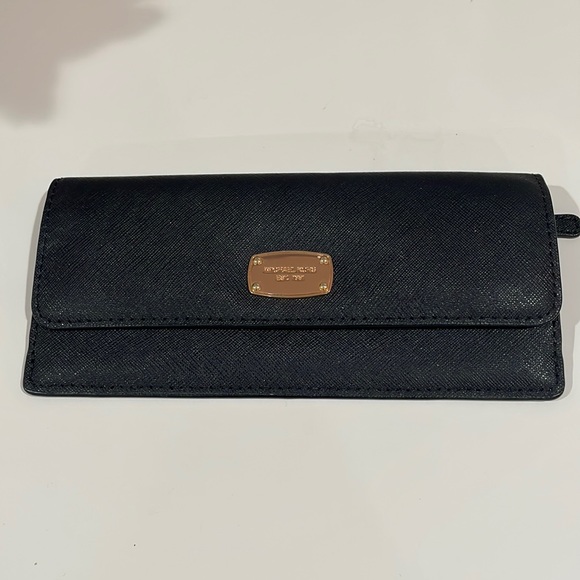 Michael Kors - Picture 1 of 3